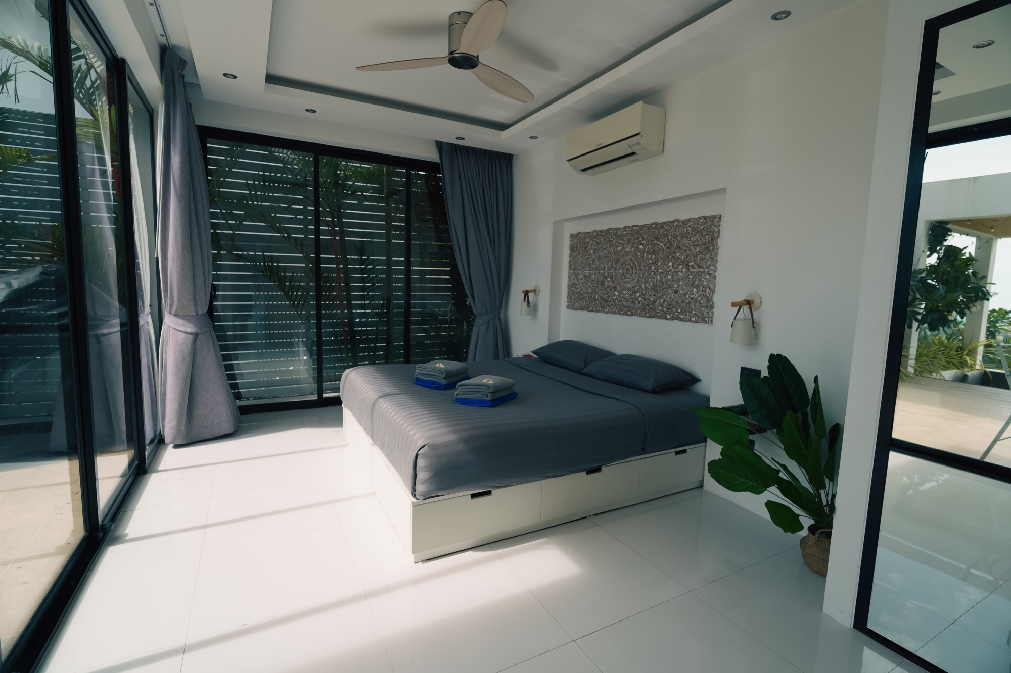 image012 4-Bedroom Sea View Villa for Sale in Chaweng Hill, Koh Samui