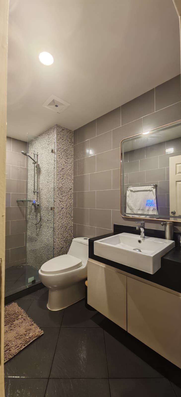Bathroom with walk-in glass shower, Terraza Lamai studio