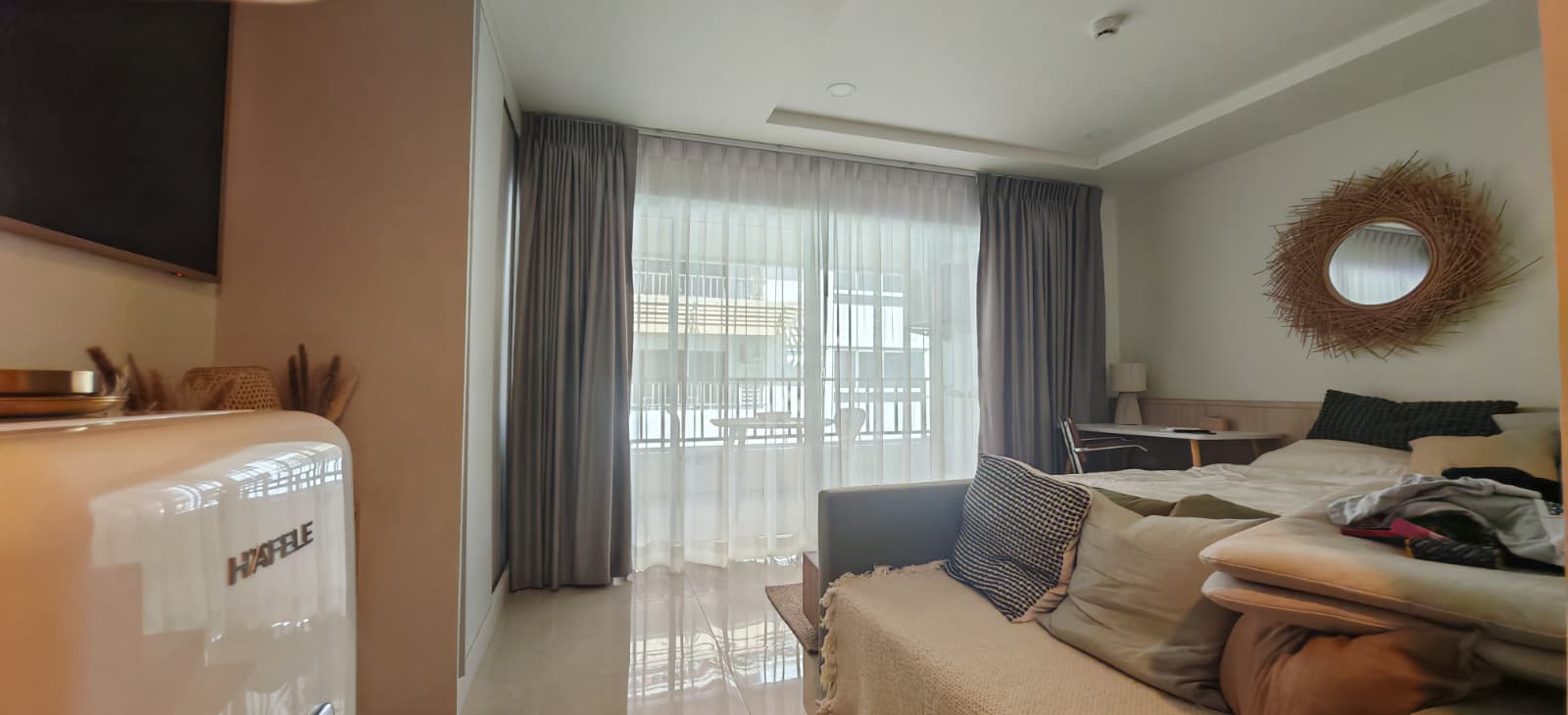Living area with large TV, Terraza Lamai studio