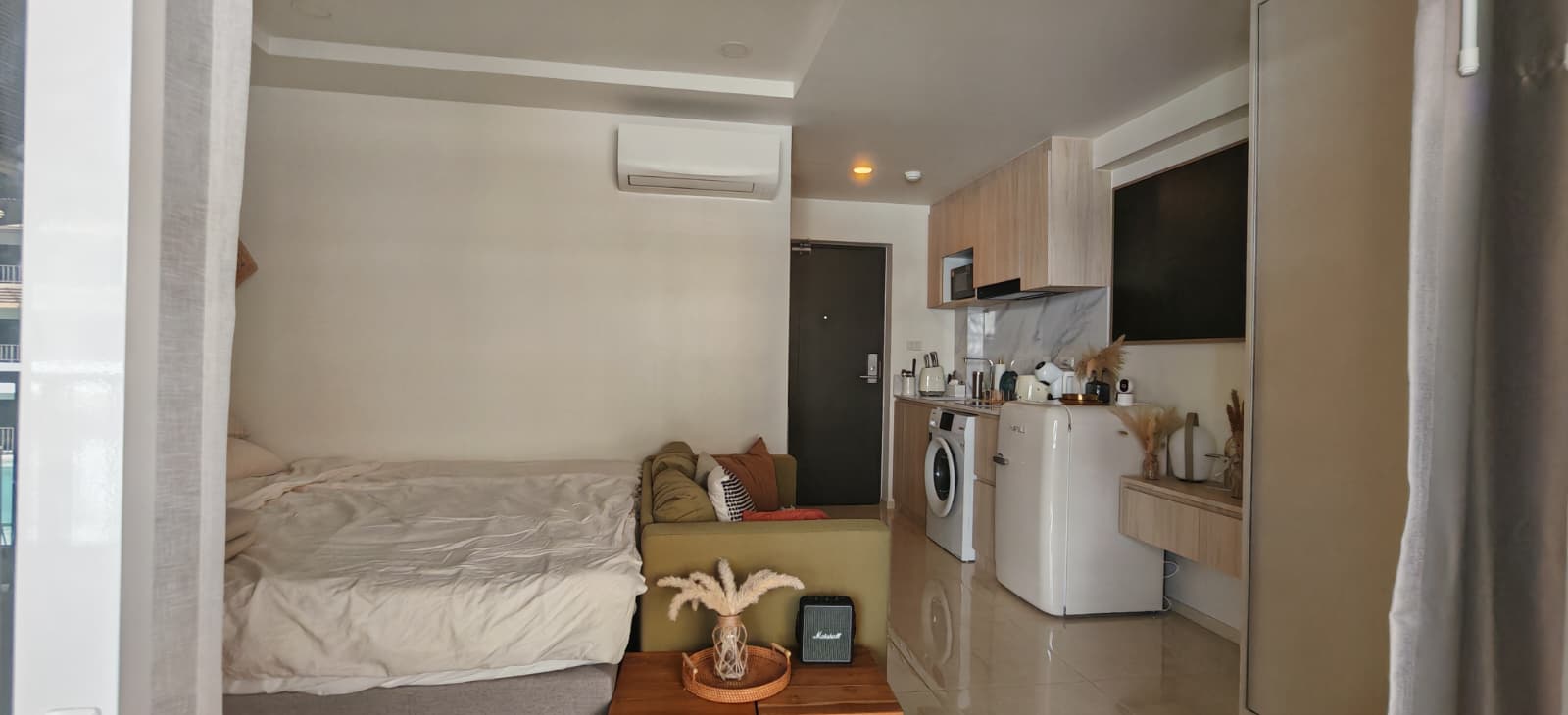 Sliding doors opening to balcony, Terraza Lamai studio