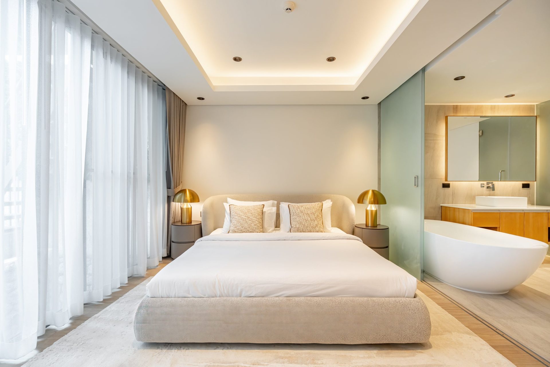 Bluepoint Condominiums, Patong, Phuket – Master bedroom with ensuite bathtub